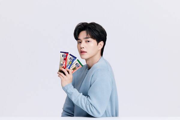 롯데웰푸드가 출시한 이지프로틴 단백질바 사진은 전속 모델 송강. (사진=롯데웰푸드)