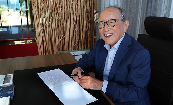 1920년생인 철학자 김형석 연세대 명예교수는 원고지에 이렇게 글을 쓴다. 새해 소망은 시인이 되는 것이다. /이덕훈 기자