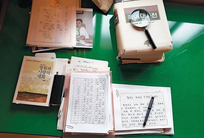 육필 원고와 국어대사전, 돋보기가 놓여 있는 김형석 교수의 책상. /박돈규 기자