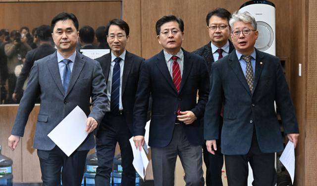 미래대연합 창당을 준비 중인 전·현직 의원들이 12일 국회 정론관에 입장하고 있다. 김종민(왼쪽부터) 의원, 이원욱 의원, 박원석 전 정의당 의원, 정태근 전 한나라당 의원, 조응천 의원. 고영권 기자