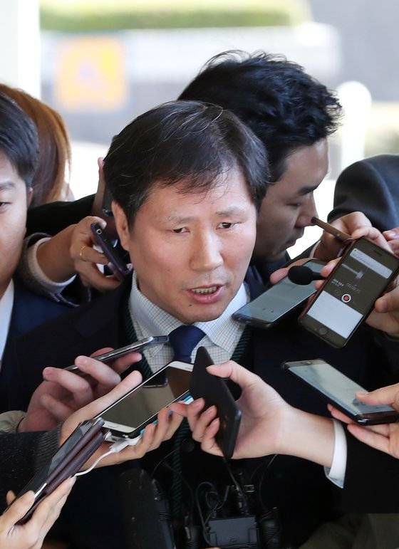 2017년 10월 안봉근 전 청와대 제2부속실장이 국정원 특활비 청와대 상납의혹 등과 관련해 서울중앙지검에 출석하며 취재진의 질문에 답하고 있다. 김경록 기자.