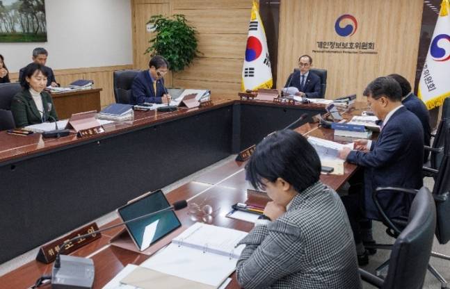 개인정보 보호에 대한 관심도는 꾸준히 높아지고 있다. 지난 10일 오후 개인정보보호위원회가 서울 종로구 정부서울청사에서 열린 2024년 첫 전체 회의를 하는 모습. <연합뉴스>