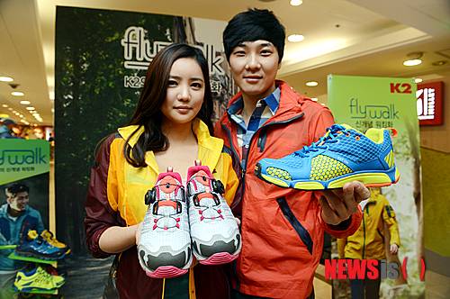 【서울=뉴시스】조성봉 기자= 아웃도어 브랜드 K2가 17일 오전 서울 중구 롯데백화점 본점 매장에서 ‘플라이워크(FLYWALK)' 워킹화 37종 라인업을 출시, K2여성모델인 탤런트 이태임(왼쪽 )과 남성모델들이 워킹화를 선보이고 있다.suncho21@newsis.com