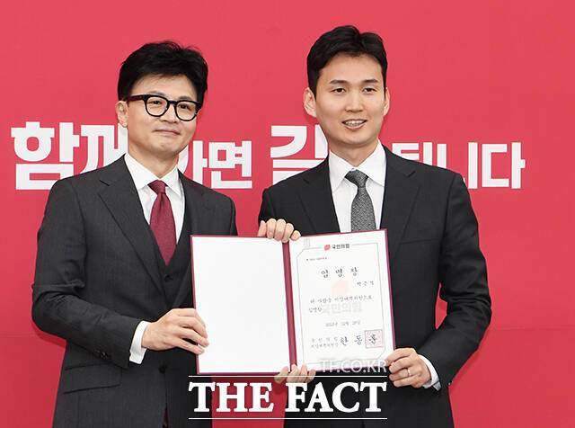한동훈 국민의힘 비상대책위원장(왼쪽)이 영입한 인사들의 과거 발언이 공개되면서 연일 잡음이 이어지고 있다. 사진은 지난달 29일 박은식 비대위원에게 임명장을 수여하는 한 위원장의 모습. /배정한 기자