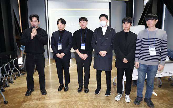 <yonhap photo-2585="">게임이용자협회 회장으로 선출된 이철우 변호사를 비롯한 임원들이 인사말을 하고 있다. 연합뉴스</yonhap>