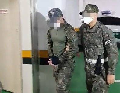 성추행 가해자인 장모 중사(왼쪽)는 징역 7년형이 확정됐다. 지난 2021년 결심공판에 출석하는 모습. 뉴스1