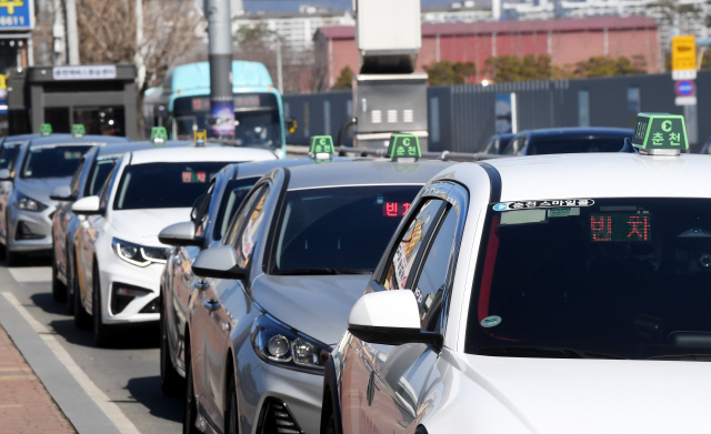 ▲ 춘천역 앞에 정차해있는 택시들의 모습 [강원도민일보 자료사진]
