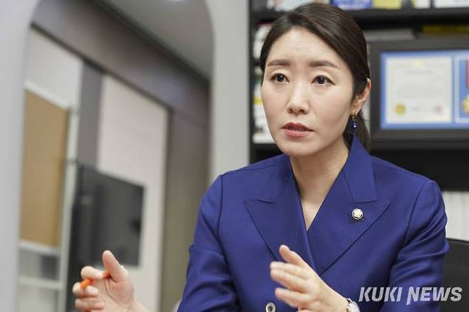 강선우 더불어민주당 의원이 12일 쿠키뉴스와 인터뷰에서 강서구 지역현안에 대해 설명하고 있다. 사진=임형택 기자