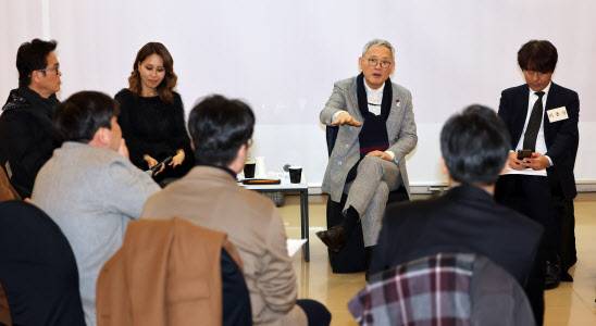 유인촌 문화체육관광부 장관이 15일 서울 동대문구 경희대 평화의전당에서 뮤지컬 제작사 대표, 배우를 비롯한 한국뮤지컬협회, 한국뮤지컬제작사협회 등 관련 단체 관계자들을 만나 ‘K-뮤지컬’의 해외 진출 방안을 논의하고 있다(사진=문화체육관광부 제공).