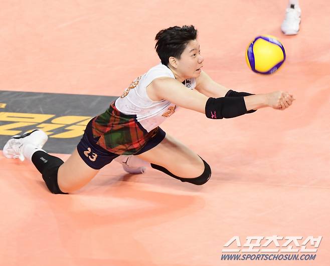 31일 인천 삼산월드체육관에서 열린 흥국생명과 현대건설의 경기. 현대건설 위파위가 리시브하고 있다. 인천=정재근 기자 cjg@sportschosun.com/2023.12.31/