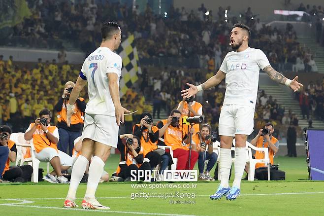 ▲ 크리스티아누 호날두(38, 알 나스르)가 2023년 한 해에만 54골을 몰아쳤다. 유럽 매체에서 선정한 올해의 선수 톱10에선 제외됐지만, 올해 전 세계에서 가장 많은 골을 넣은 선수로 한 해를 마무리했다