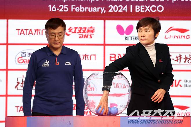 레전드 현정화 한국마사회 총감독의 조추첨 사진제공=부산세계탁구선수권 조직위