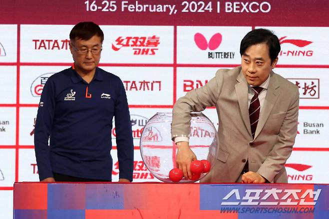 레전드 유남규 한국거래소 감독의 조추첨. 사진제공=부산세계탁구선수권 조직위