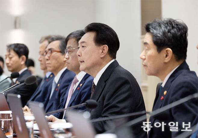 윤석열 대통령이 16일 서울 용산 대통령실 청사에서 열린 국무회의에서 발언하고 있다. 윤 대통령은 이날 “환경오염을 막거나 국민
건강을 증진하는 긍정적인 부담금도 있지만 ‘준조세’나 ‘그림자 조세’로 악용되는 부담금이 도처에 남아 있다”며 현행 91개
부담금에 대한 전수조사를 지시했다. 최혁중 기자 sajinman@donga.com