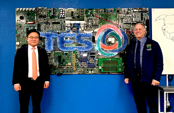 SK ecoplant CEO Park Kyung-il, left, and Nevada Governor Joe Lombardo pose at TES' factory in Las Vegas on Sunday. [SK ECOPLANT]