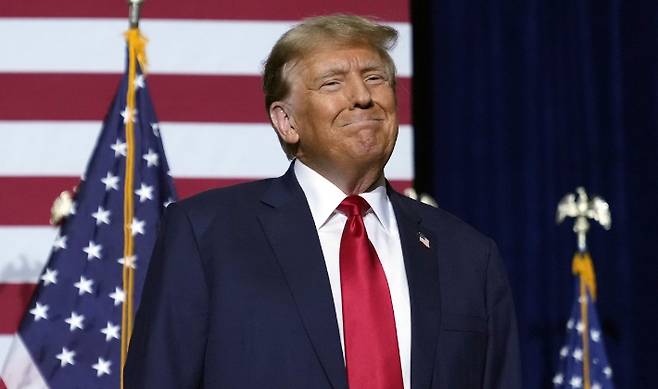 15일(현지시간) 실시된 미국 공화당의 첫 번째 대선 후보 경선인 아이오와주 코커스(당원대회)에서 압승한 도널드 트럼프 전 대통령이 행사장에 도착해 연설을 준비하고 있다. 연합뉴스