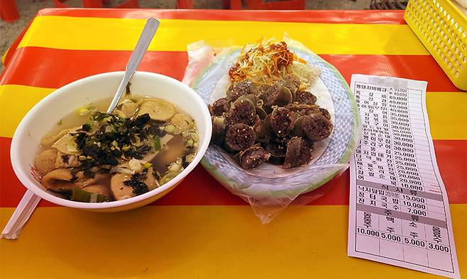 지난 16일 강원도 홍천에서 열리는 ‘홍천강 꽁꽁축제’ 포장마차에서 주문한 2만원 순대 한 접시와 1만원 어묵 한 접시. 가격이 인하된 가격표가 아닌 기존 가격표에 주문 수량이 표시돼 있다.