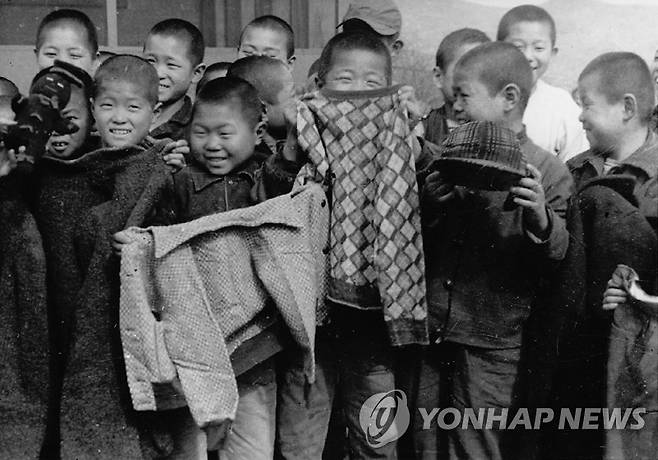선물 받고 즐거워하는 6.25전쟁 당시 부산의 한 보육원 아이들 [연합뉴스 자료사진]