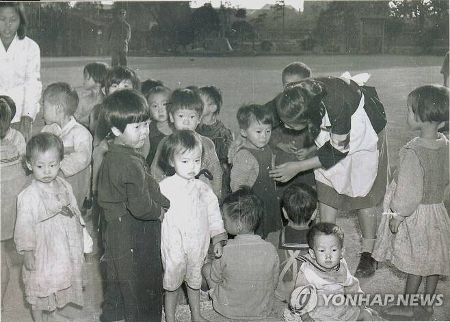 6.25전쟁 당시 서울의 한 고아원 [미국국립문서보관소 공개 사진]