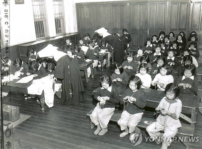 6.25전쟁 당시 뜨개질 배우는 고아원 아이들 [미국국립문서보관소 공개 사진]