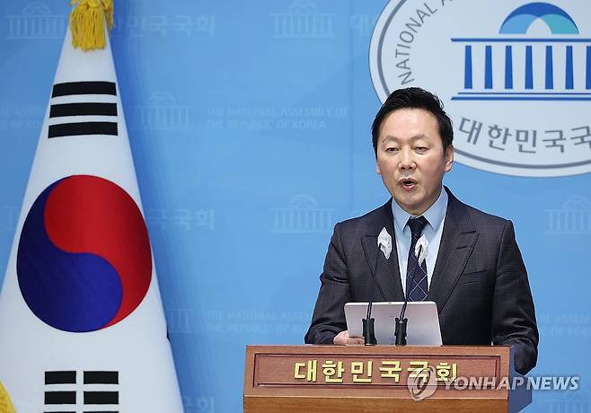 정봉주, "민주당의 최전방 공격수" (서울=연합뉴스) 신준희 기자 = 더불어민주당 정봉주 전 의원이 8일 국회에서 출마 선언을 하고 있다. 정 전 의원은 자신을 '민주당의 최전방 공격수'라고 칭했다. 2024.1.8 hama@yna.co.kr