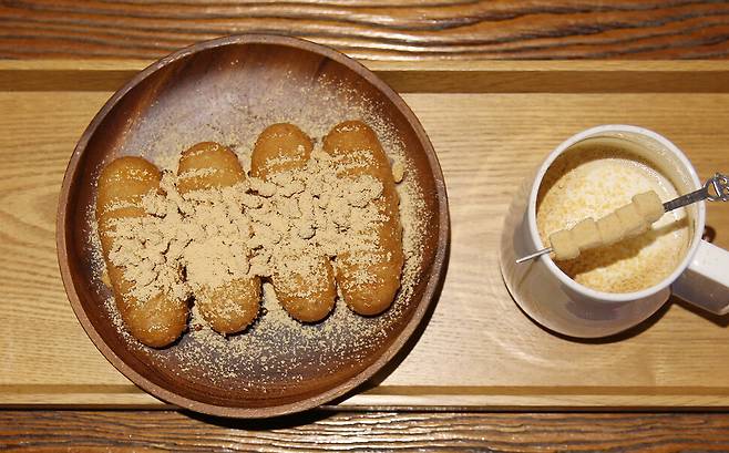 ‘콩방앗간’의 ‘조청콩도넛’과 ‘인절미라떼’. 박미향 기자