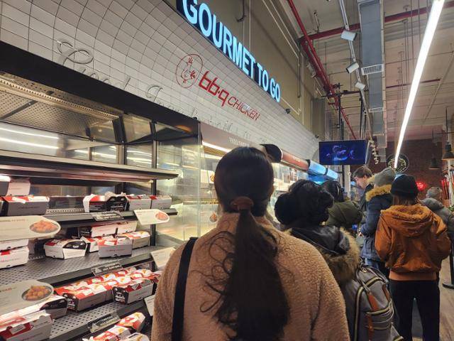 지난달 22일 오후 12시 점심시간을 맞아 미국 뉴욕 맨해튼의 BBQ 1호 매장에 사람들이 이미 조리된 제품을 사서 나가는 그랩앤고(Grab&Go) 매대 앞에 줄을 서 있다. 박소영기자