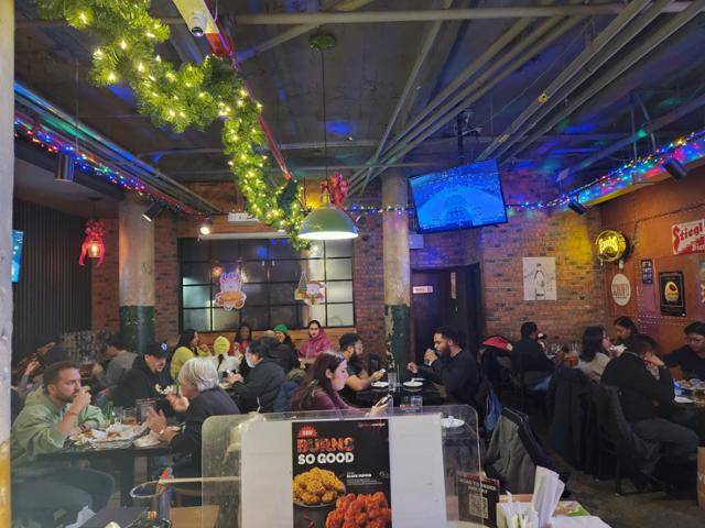 12월 22일 저녁 미국 뉴욕 맨해튼의 bbq 매장의 모습. 많은 사람들이 치킨과 함께 소주, 맥주를 함께 주문해 먹는 모습을 보였다. 박소영기자