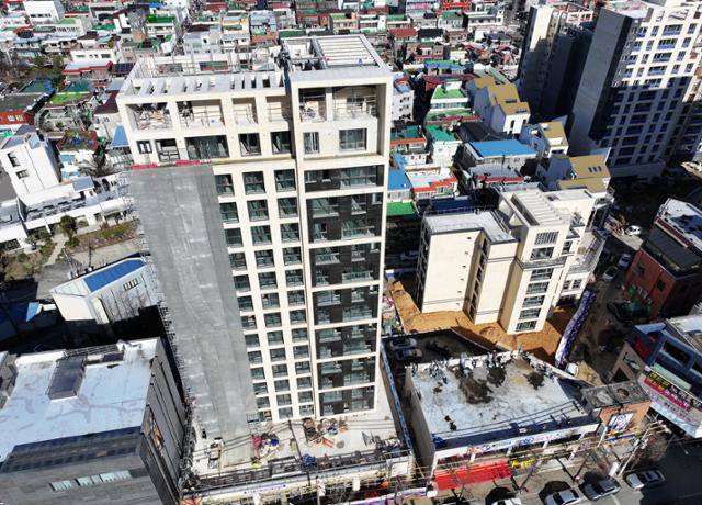 광주·전남 중견 건설사인 한국건설이 은행에 중도금 이자를 내지 못하는 등 유동성 위기설이 불거지면서 아파트 분양자의 불안감이 커지고 있다. 사진은 광주 남구 봉선동에 짓고 있는 한 아파트 건설 현장. 연합뉴스