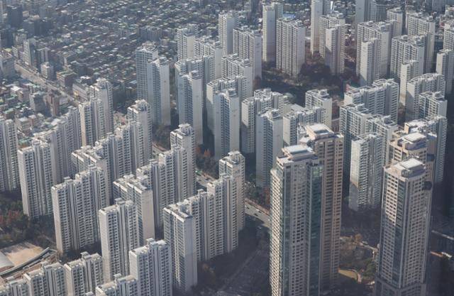 서울 송파구 롯데월드타워 전망대에서 바라본 아파트 단지. 뉴스1