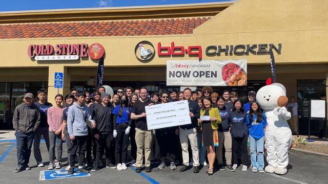 미국 캘리포니아주 파운틴 밸리의 BBQ 매장 개점을 맞아 회사 측이 파운틴밸리 고교 밴드부에 기부하는 행사를 진행한 뒤 사진 촬영을 하고 있다. BBQ 미국 제공