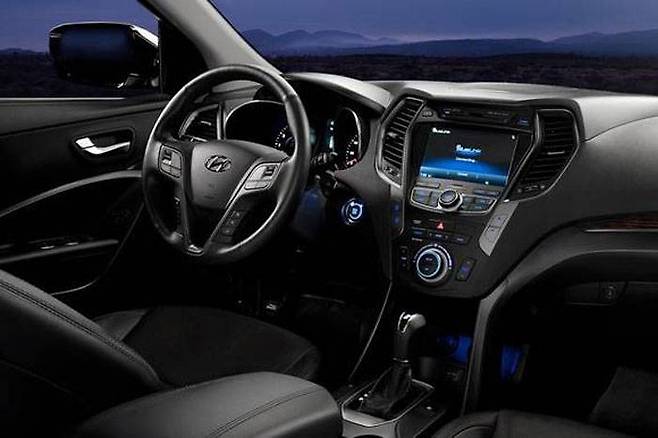 순정 내비게이션을 장착한 싼타페 DM의 실내 모습 / 출처=현대자동차