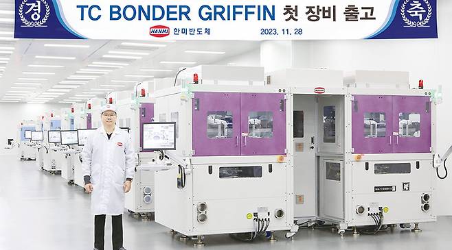 곽동신 한미반도체 대표이사 부회장과 HBM용 TC 본더 그리핀 장비 모습. (한미반도체 제공)