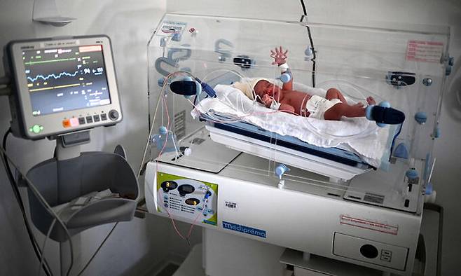 프랑스 파리의 한 병원의 인큐베이터에 들어가 있는 아기 모습. AFP연합뉴스