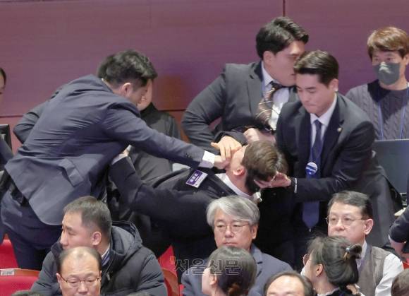 진보당 강성희 의원이 18일 전주시 덕진구 한국소리문화의전당 모악당에서 열린 전북특별자치도 출범식에서 윤석열 대통령이 입장하며 참석자들과 악수하는 동안 소동을 일으키다 경호원들에게 제지당하며 끌려나가고 있다. 2024.1.18 연합뉴스