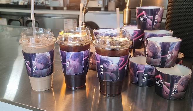 신작 '러브앤딥스페이스' 오프라인 행사 이벤트 무료 음료 3종.