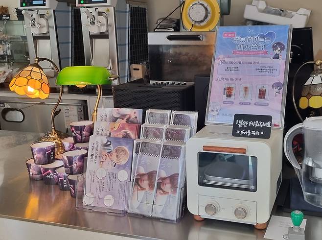 신작 '러브앤딥스페이스' 오프라인 행사장 1층. 곳곳이 게임 굿즈로 꾸며져 있다.