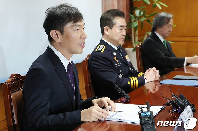 이복현 금융감독원장이 11일 오전 서울 영등포구 여의도 금융감독원에서 열린 '민생 침해 보험사기 및 불법개설 요양기관 범죄 척결을 위한 금융감독원·경찰청·국민건강보험공단 업무협약식'에서 모두발언을 하고 있다. 2024.1.11/뉴스1 ⓒ News1 민경석 기자