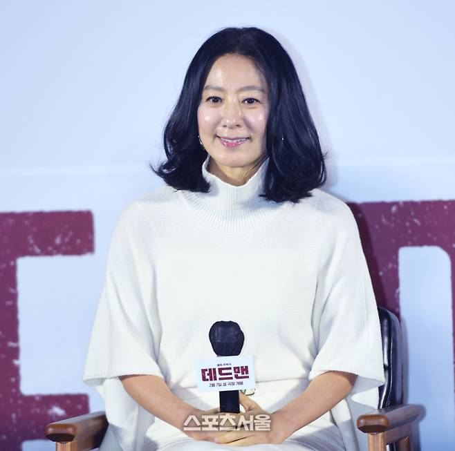 김희애가 19일 서울 메가박스 성수에서 열린 영화 ‘데드맨’ 제작보고회에서 다른 출연진의 답변을 듣고 있다. ‘데드맨’은 이름값으로 돈을 버는, 일명 바지사장계의 에이스 이만재(조진웅 분)가 1000억 횡령 누명을 쓰고 죽은 사람으로 살아가게 된 후 진범을 찾기 위해 나서는 이야기를 담은 영화로 다음 달 7일 개봉 예정이다.2024. 1. 19.최승섭기자 thunder@sportsseoul.com