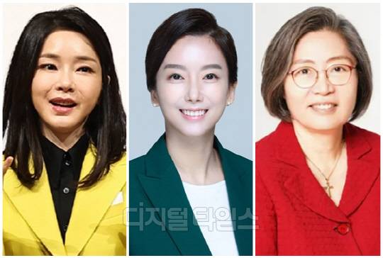 (왼쪽부터) 윤석열 대통령 부인 김건희 여사, 김영윤 폴리티코연구소장, 이수정 경기대학교 범죄심리학과 교수. <디지털타임스 DB, 대통령실 제공>