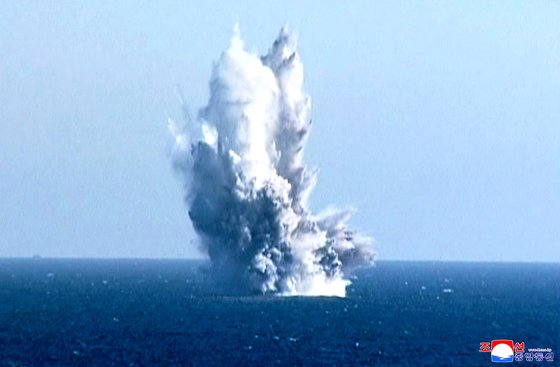 지난해 3월 북한이 핵어뢰 해일의 수중폭발 시험과 전략순항미사일 핵탄두 모의 공중폭발시험 등을 각각 진행했다고 밝혔을 때 공개한 사진. 연합뉴스