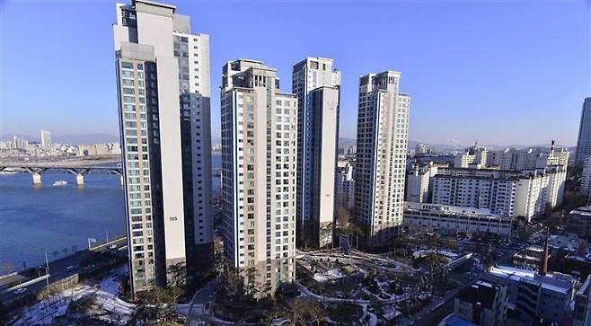 서울 강남구 청담동 '청담자이'. 토지거래허가구역으로 지정됐지만, 경매로 주택을 취득하게 되면 실거주 의무가 없다. / 사진=한경DB