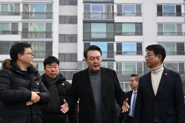 윤석열 대통령이 10일 경기 고양시 일산동구 백송마을 5단지를 방문해 박상우 국토교통부 장관, 입주자 대표, 재건축추진준비위원회 대표 등 주민들과 함께 아파트 단지를 둘러보고 있다. (사진=연합뉴스)