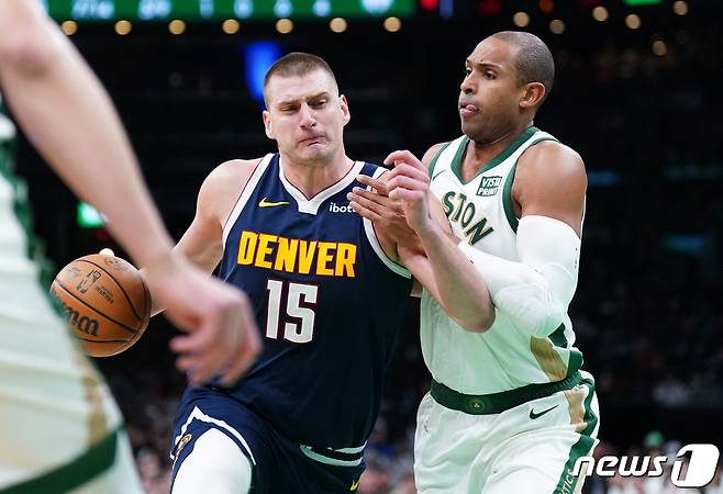 덴버 너기츠의 니콜라 요키치(왼쪽)가 20일(한국시간) 열린 2023-24 NBA 보스턴 셀틱스전에서 팀 승리를 이끌었다. ⓒ 로이터=뉴스1