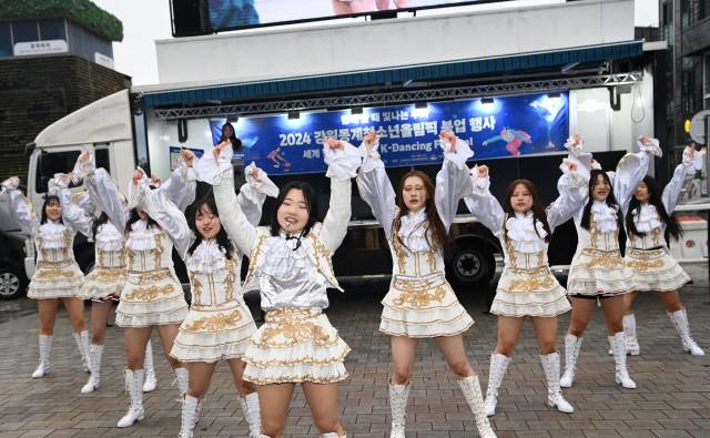 ▲ 강일여고 레너스 치어리딩팀이 강원2024대회 붐업 및 성공 개최 염원을 담아 열정적인 치어리딩을 선보이면서 행사 분위기를 끌어올렸다. 서영