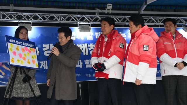 ▲ 2024강원동계청소년올림픽 개회 이후, 첫 주말인 20일 강릉 월화거리에서 강원도민일보가 주관한 ‘함께 할 때 빛나는 우리-세계 청소년과 함께! K-Dancing Festival’과 강원2024 붐업 및 기후변화위기 극복 캠페인이 개최, 강원2024 대회 붐업을 재결집했다. 김진태 강원특별자치도지사와 권혁열 강원특별자치도의회 의장, 진종오 강원2024대회 조직위원장, 김중석 강원도민일보 회장이 ‘나에게 청소년 올림픽이란’ 붐업 캠페인에 참여해 시민들이 작성한 메모를 소개하고 있다. 서영