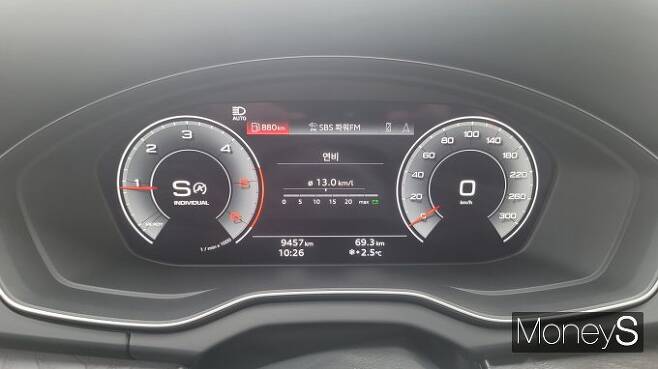 '아우디 Q5 40 TDI 콰트로 프리미엄'을 운전하는 동안 연비는 최대 13㎞/ℓ를 찍었다. /사진=김창성 기자