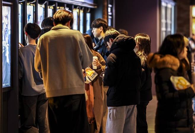 지난 2023년 12월 25일 서울 용산구 CGV 용산점이 사람들로 붐비고 있다. 뉴시스