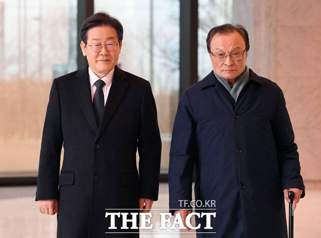 이재명 더불어민주당 대표(왼쪽)와 이해찬 전 대표가 21일 오후 서울 영등포구 63빌딩에서 오찬 회동한 뒤 함께 이동하고 있다. /이새롬 기자