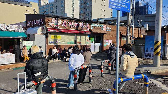 지난 16일 오후 제주시에 한 해장국 집 앞에서 손님들이 차례를 기다리고 있다. 메뉴 대부분이 1만원 이하인데다 맛이 좋기로 소문난 이 식당은 점심 시간이 훌쩍 지난 오후 3시 무렵임에도 대기실과 가게 밖까지 대기표를 든 손님들이 북적였다. 인근 상인들은 "요즘 제주가 어렵다고 하지만 유명하고 가성비가 좋은 곳은 여전히 관광객이 줄을 길게 선다"고 말했다./배준용 기자